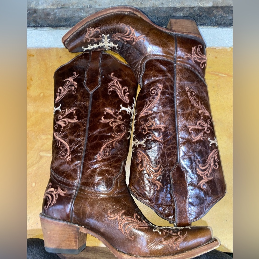 Circle G brown embroidered cross boots size 9 M